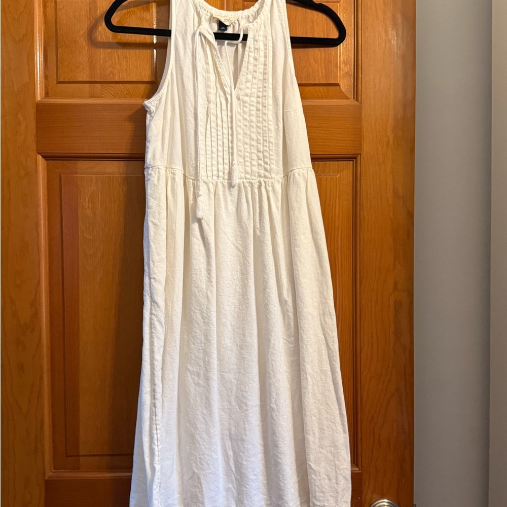 Elegant White Sleeveless Dress